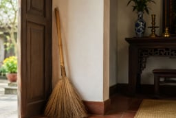 Người xưa rất kiêng đặt chổi quét nhà ở 3 nơi này: Tưởng tiện tay nhưng dễ gây ảnh hưởng xấu