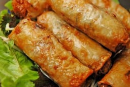 Tại sao bạn nên xoa nước chanh vào lá nem trước khi gói?
