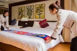 Tại sao khách sạn nào cũng có tấm vải trải ngang cuối giường? Hoá ra không phải để trang trí