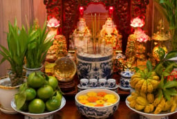 Vì sao ban thờ Thần Tài hay có thêm một bát nước thả hoa? Nhiều người làm theo nhưng chưa hiểu hết ý nghĩa