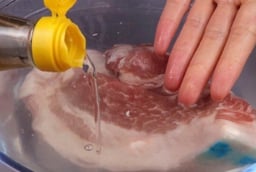 Cho vài giọt này vào, dù thịt đông cứng cỡ nào cũng rã đông trong vài phút