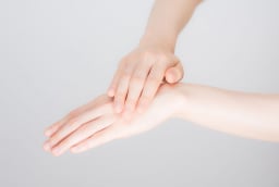 Bí quyết chăm sóc da tay mềm mịn và giữ đôi tay thon đẹp ngay tại nhà