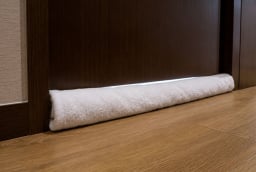 Vì sao nên đặt ngay một chiếc khăn ở khe cửa phòng khách sạn? Thói quen nhỏ nhưng rất hữu ích
