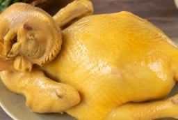 Mẹo luộc gà giúp da vàng giòn, không rách da, thịt ngọt thơm: Nhiều người làm sai ngay từ bước đầu