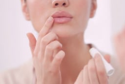 Môi khô, nứt nẻ kéo dài: Cách chăm sóc giúp đôi môi luôn mềm mại
