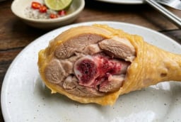 Tại sao thịt gà luộc kỹ vẫn đỏ xương?