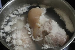 Dùng nước luộc thịt để nấu canh: Lợi hay hại?