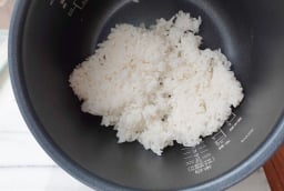 Mùa hè nắng nóng, học ngay cách giữ cơm nguội không bị ôi thiu