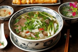 Vì sao khi ăn phở không nên húp cạn phần nước dùng trong bát?