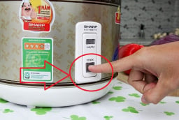 Vì sao khi nấu cơm ta thường bật nút cook hai lần: Bấm 1 lần được không?