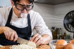 Vì sao nhiều đầu bếp lại nhai kẹo cao su khi thái hành?