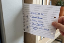 Tại sao nên kẹp một tờ giấy vào cửa tủ lạnh trong ngày nắng nóng?