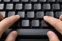 Vì sao bàn phím F và J thường có gờ nổi?