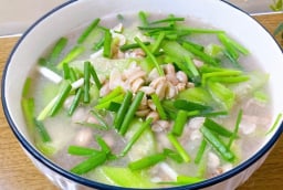 Trời nóng, thử ngay món canh mướp nấu lạc thanh mát, ngọt bùi