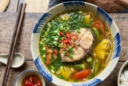 Vì sao nấu canh cá hay cho nguyên liệu có vị chua?