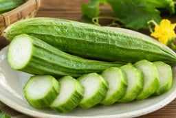 Vì sao nên luộc mướp nguyên quả?