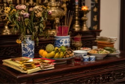 Thắp hương xong đừng để 3 thứ này quá lâu trên ban thờ