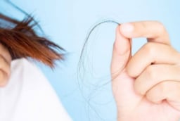 Mỗi sáng thức dậy tóc rụng đầy gối? 4 thói quen trước giờ ngủ có thể là nguyên nhân
