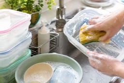 Cách rửa hộp nhựa, cốc bát nhựa sạch bay dầu mỡ, không còn nhớt dính: Chỉ cần đổi thứ tự này