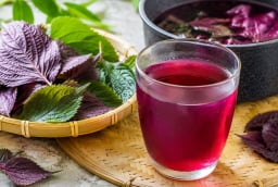 Khi nấu nước tía tô, nhớ mẹo này thì màu đỏ đẹp, không thâm xỉn