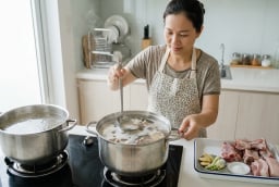 Lớp bọt nổi khi hầm xương có phải chất bẩn? Câu trả lời không giống nhiều người nghĩ