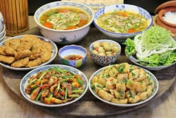 Mâm cơm Việt thời giá tăng: Thịt cá thưa dần, chi tiêu thêm nặng
