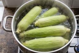 Mẹo luộc ngô mềm ngọt, không cần thêm đường