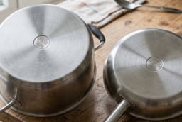 Inox 304 và inox 316: Loại nào an toàn hơn khi đựng thức ăn?