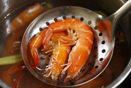 Luộc tôm đỏ au, ngọt thịt, không tanh: Nên dùng nước nóng hay nước lạnh?