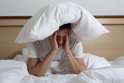 Mất ngủ vào mùa hè do đâu? Cảnh báo hệ lụy sức khỏe nếu kéo dài