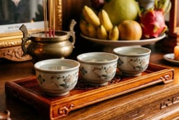 Bàn thờ không thể thiếu chén nước sạch nhưng rót đầy hay rót vơi mới đúng?