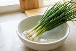 Hành lá cất trong tủ lạnh vẫn nhanh hỏng, làm theo cách này để cả tháng vẫn tươi