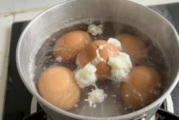 Cách luộc trứng không bị nứt vỏ, lòng trắng và lòng đỏ không bị trào ra ngoài