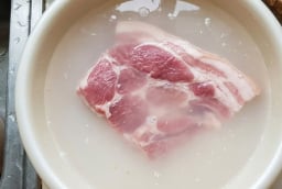 Rửa thịt bằng nước vo gạo có tác dụng gì?