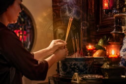Tại sao người xưa dặn con cháu không thắp hương buổi tối?