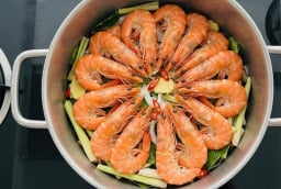 Cách luộc tôm không cần nước, thịt chắc ngọt, lên màu đỏ au