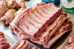 Vì sao sườn heo ít thịt, nhiều xương nhưng luôn có giá đắt hơn thịt nạc?