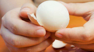 Luộc trứng rất kỵ hành động này, nhiều người Việt không biết vẫn vô tư đưa mầm bệnh vào người