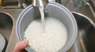 Đổ nước lạnh vào nấu cơm là sai, vừa khiến gạo trôi tuột chất bổ, lại làm nồi cơm chóng hỏng