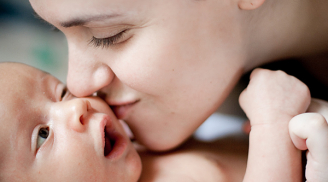 Sai lầm tai hại khi chăm trẻ sơ sinh khiến trẻ quấy khóc, nuôi mãi không lớn