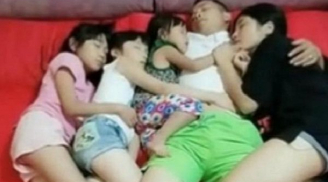 Phát hiện 'điểm lạ' trong bức ảnh bố và 3 con gái ngủ chung giường rất tình cảm, ai xem cũng phải lắc đầu