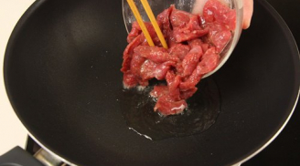 Xào thịt bò nên để dầu nóng hay lạnh để thịt mềm ngọt, giữ được trọn 100% dinh dưỡng?