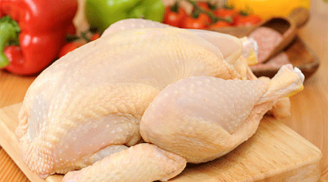 Thả một nắm lá vào nước sôi để làm gà, đảm bảo sạch cả lông măng, thịt thơm ngon hơn hẳn
