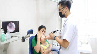 Bé trai 5 tuổi nhập viện vì mẹ rửa mũi nhầm thuốc tẩy nốt ruồi