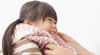 Bé gái suýt ch.ết vì chiếc khăn quàng cổ và lời cảnh báo: Làm gì để bảo vệ trẻ trong mùa đông?