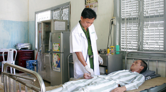 Người thầy thuốc trại giam nhiễm HIV từ phạm nhân, vợ qua đời và hành trình vượt qua bi kịch