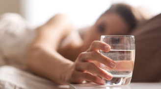 Lý do tuyệt đối tránh uống nước trước khi đi ngủ, bỏ ngay trước khi quá muộn