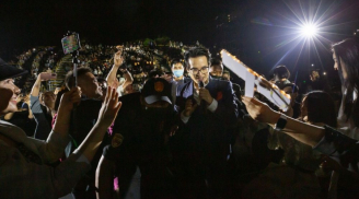Dù vội vàng lên sân khấu biểu diễn, Hà Anh Tuấn vẫn ghi diểm với hành động lịch thiệp dành cho fan nữ