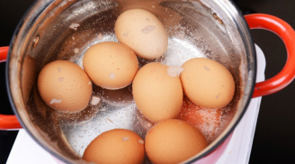 Luộc trứng đừng vội thả luôn vào nồi, làm theo cách này vừa không nứt lại không lo sát vỏ