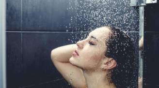 Rửa mặt khi tắm tưởng 'tiện cả đôi đường' nhưng lại gây hại khó ngờ